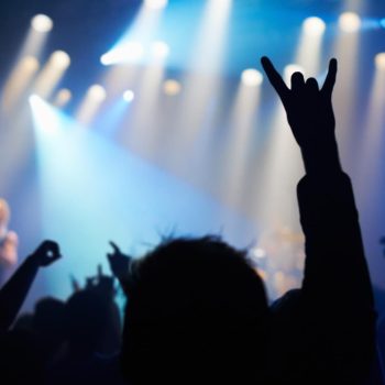 primera fila o grada en un concierto